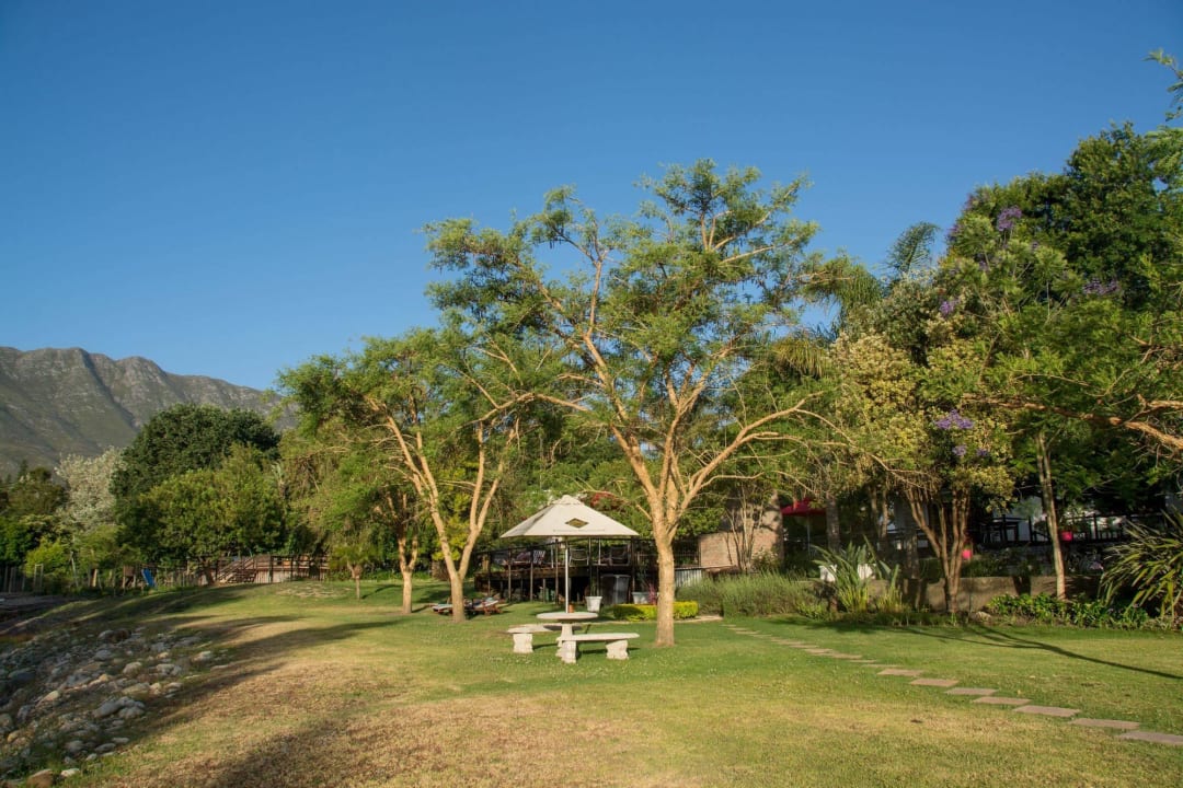 Ogród nad rzeką z widokiem na góry Guesthouse Aan de Oever B&B