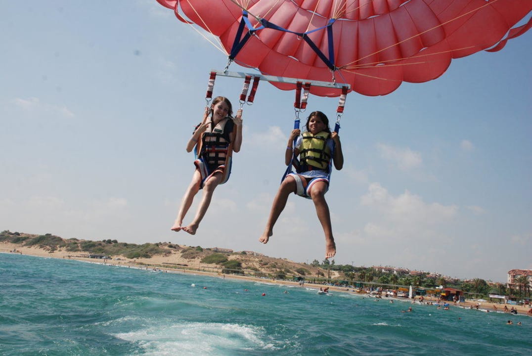Parasailing am Hotelstrand Royal Atlantis Beach Hotel