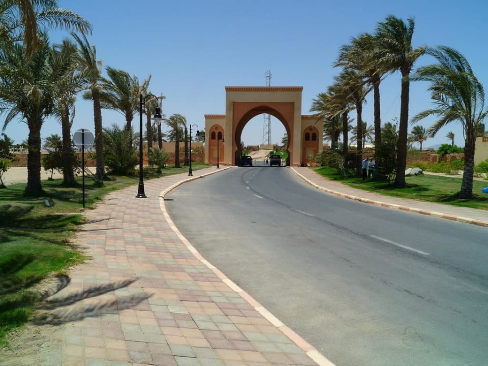 Coraya Beach, Einfahrt Steigenberger Coraya Beach - Adults only