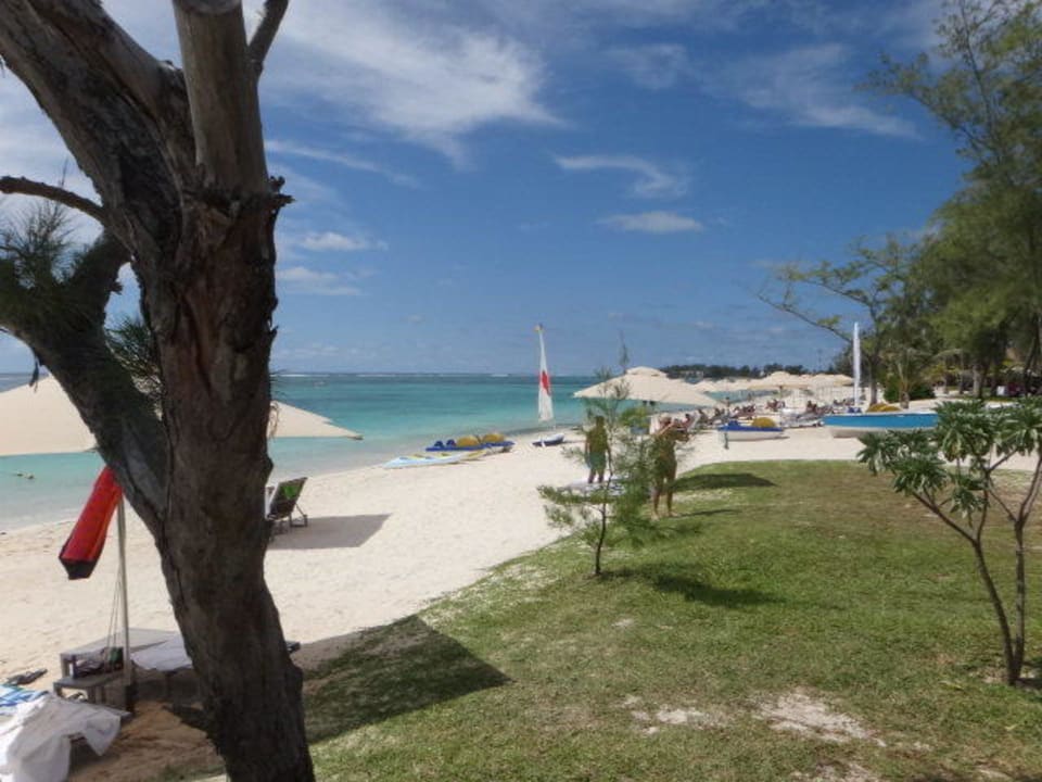 Man findet immer Schatten Crystals Beach Resort Belle Mare, a member of Radisson Individuals