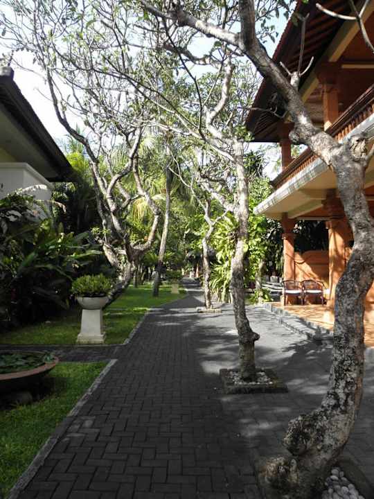 Gebäudes des Gardenwings Puri Santrian