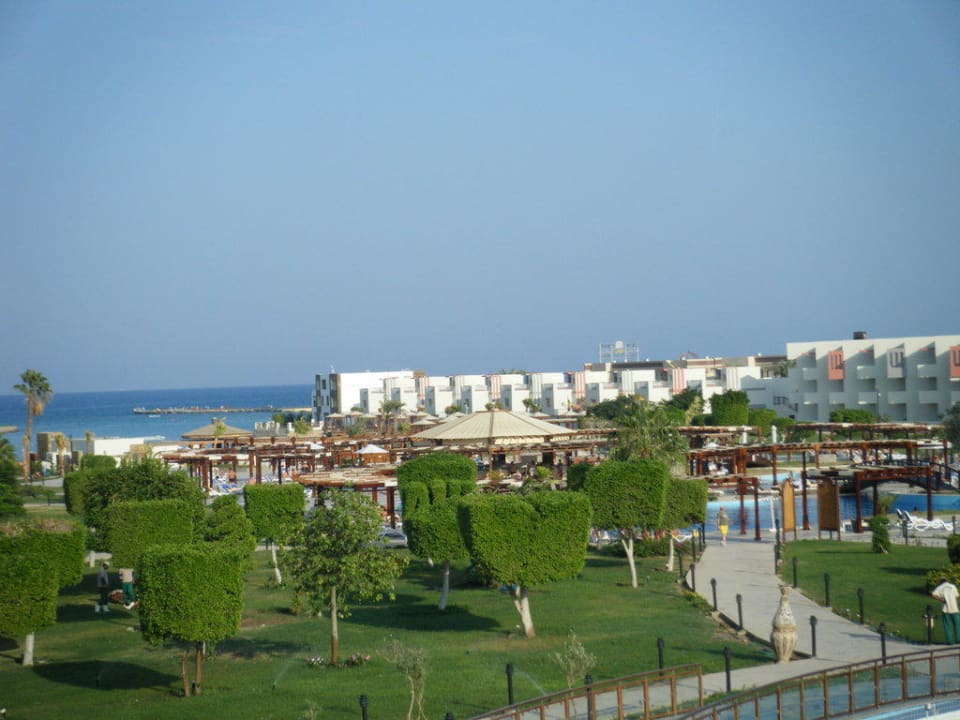 Ausblick vom Zimmer auf Poolanlage,Garten und Meer SUNRISE Crystal Bay - TUI BLUE