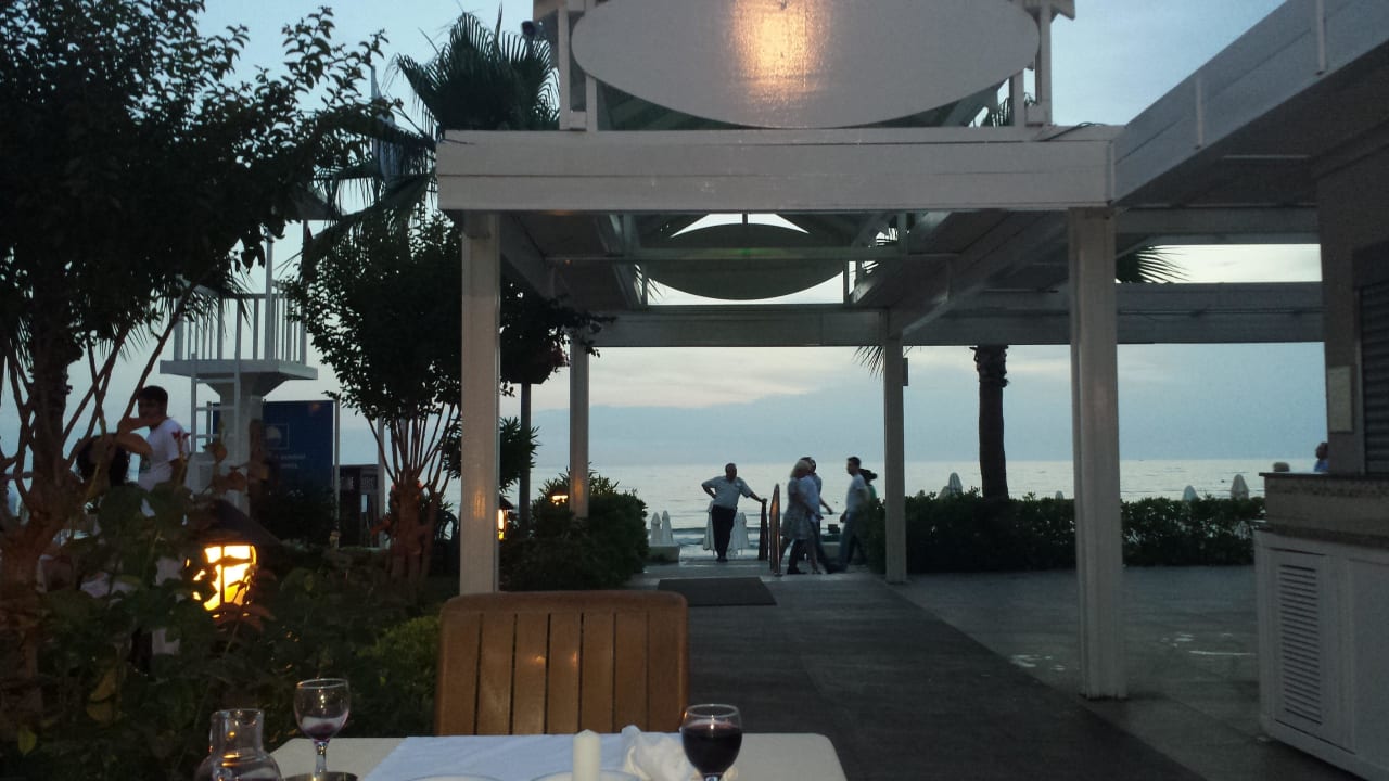 Strandbar und Restaurant mit Blick aufs Meer. Side Star Beach