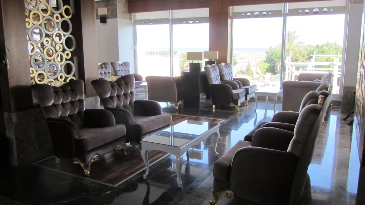 Lobby mit Blick zum Relaxpool Saturn Palace Resort Hotel