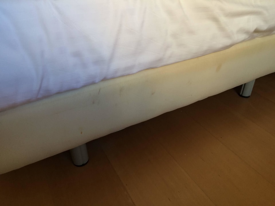 Bett mit vielen Flecken Hotel & Spa S'Entrador Playa