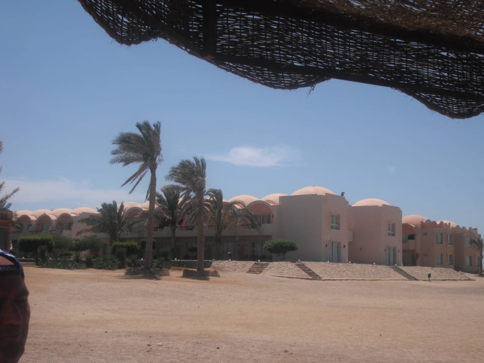 Zimmerblock vom Strand aus Three Corners Sea Beach Resort