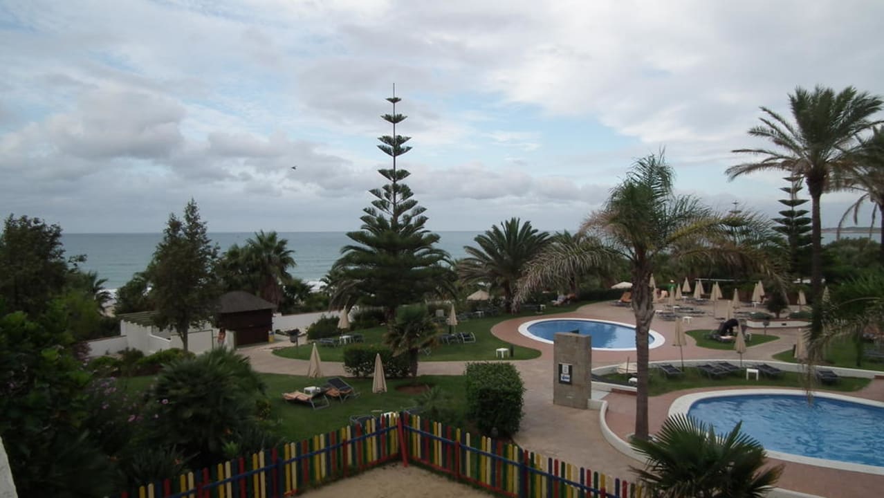 Blick Pool und Garten Fuerte Conil-Resort