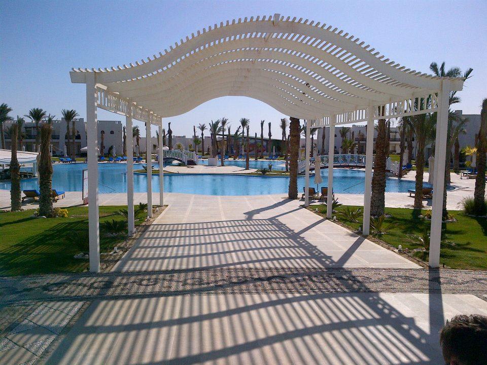 Haupteingang zum Pool Hilton Marsa Alam Nubian Resort
