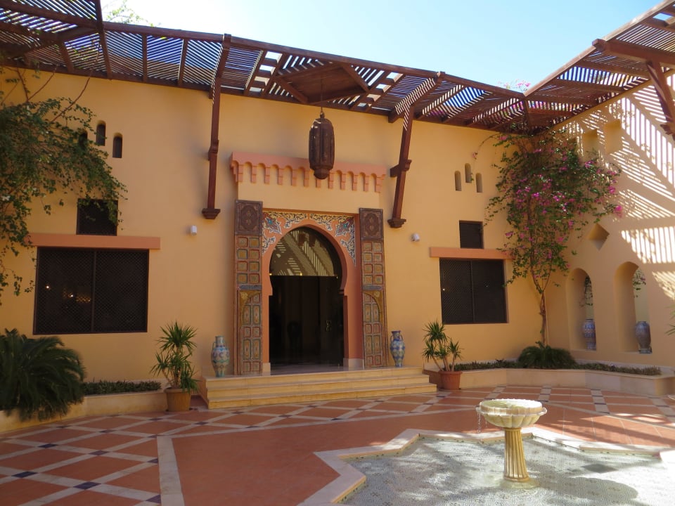 Orientalischer Eingang zur Rezeption Steigenberger Coraya Beach - Adults only