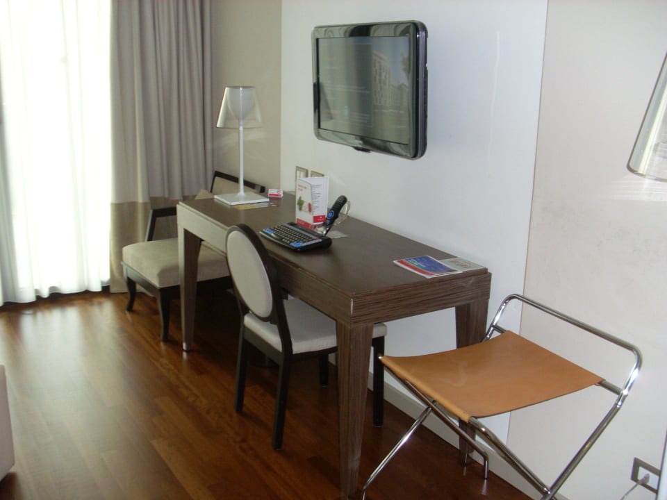 Zimmer rechte Seite Hotel Ramada Plaza Milano