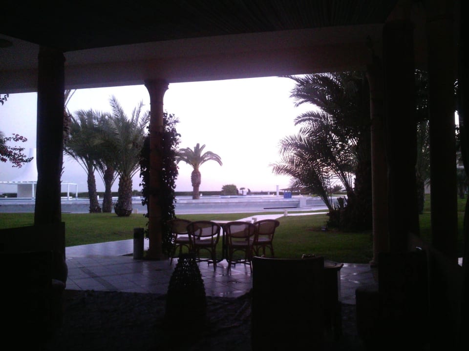 Terrasse vor der Bar am Abend Iberostar Waves Averroes