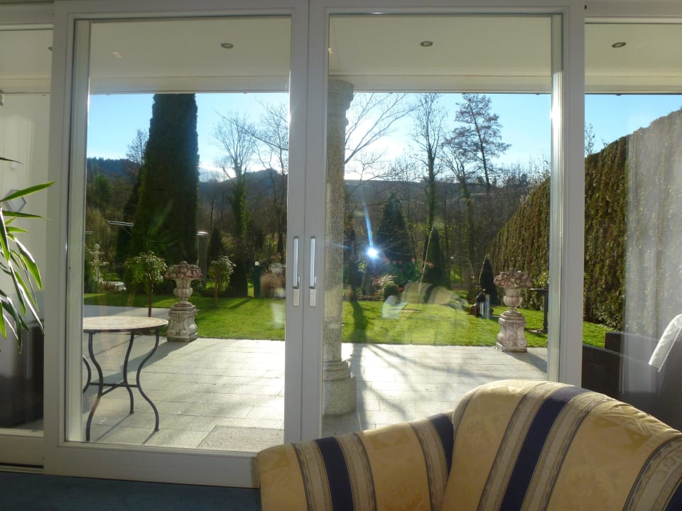 Ausblick mit Panorama in Weinberge und buntes Grün Baumann's Landhaus