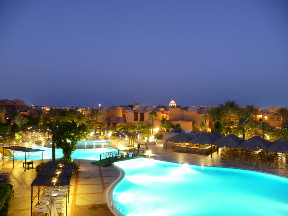 Pool bei Nacht Jaz Makadi Oasis Resort