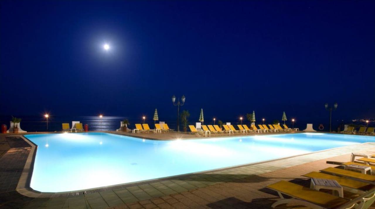 Piscina RG NAXOS Hotel