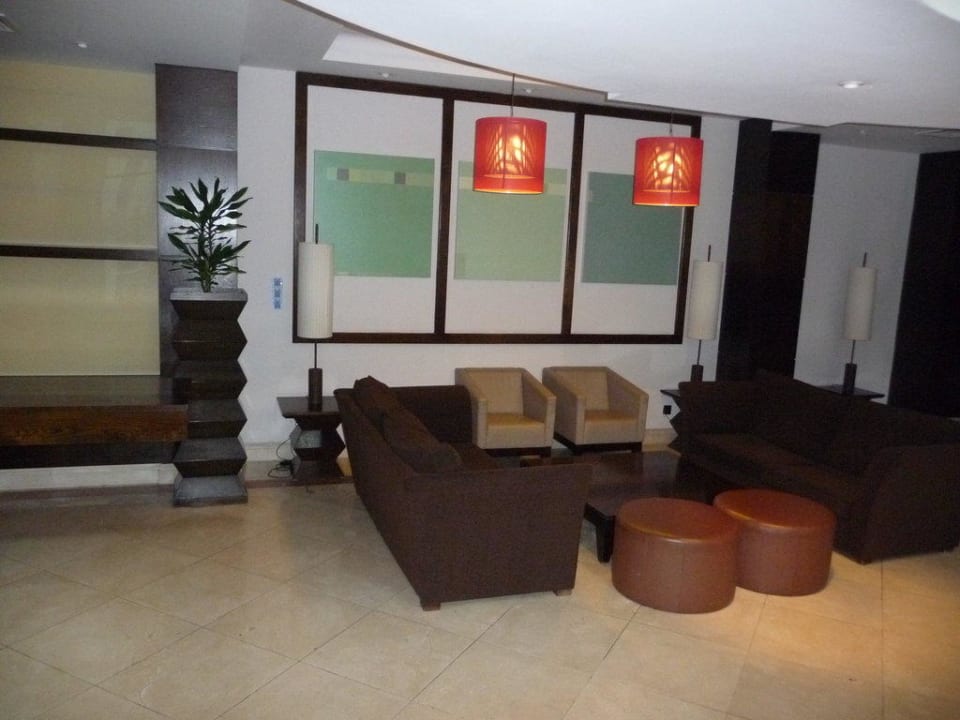 Aufenthaltsbereich unten bei Pool The Crown Hotel