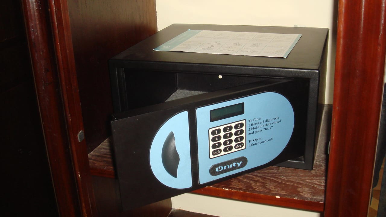 Сейф в номере AMC Royal Hotel & SPA