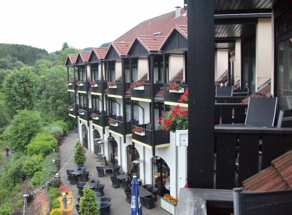 Hotel, zeezichtzijde vanaf ons balkon. Göbel's Seehotel Diemelsee