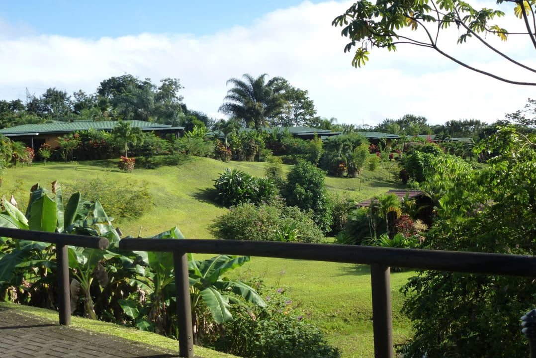 Weg durch die Anlage Arenal Manoa & Hot Springs Resort