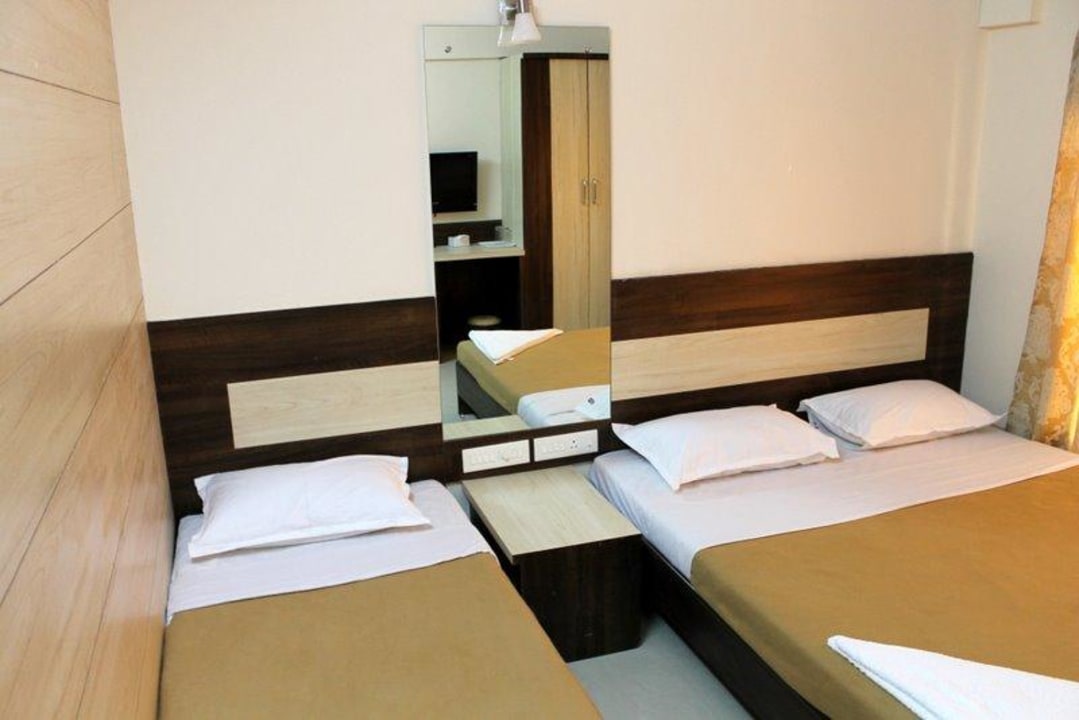 Triple deluxe room Hotel Daisy Residency