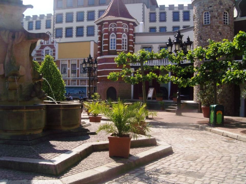 Innenhof Heide Park Abenteuerhotel