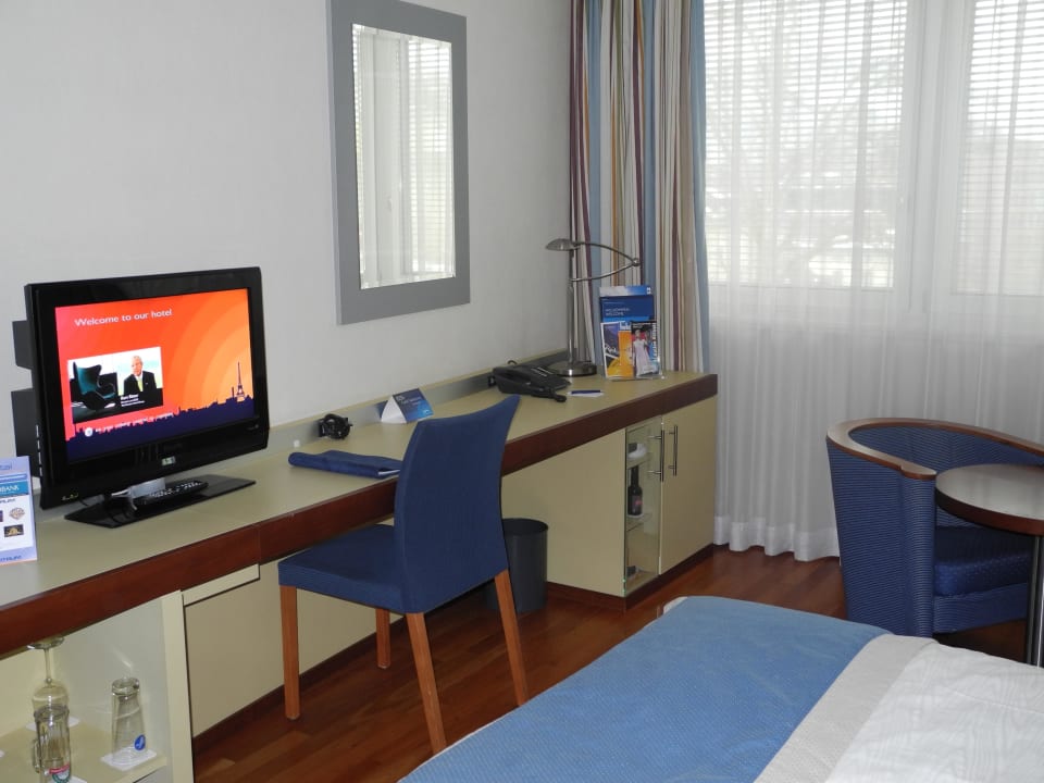 Schreibtisch, Fernseher Radisson Blu Hotel, St. Gallen