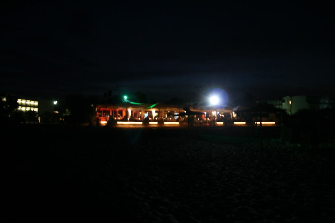 Alles toll beleuchtet, hier die Coco Bar am Strand Grand Palladium Select Palace Ibiza