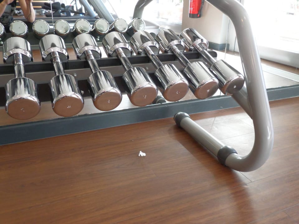 Dreckiger Boden im Fitnessraum Hotel Palace Berlin