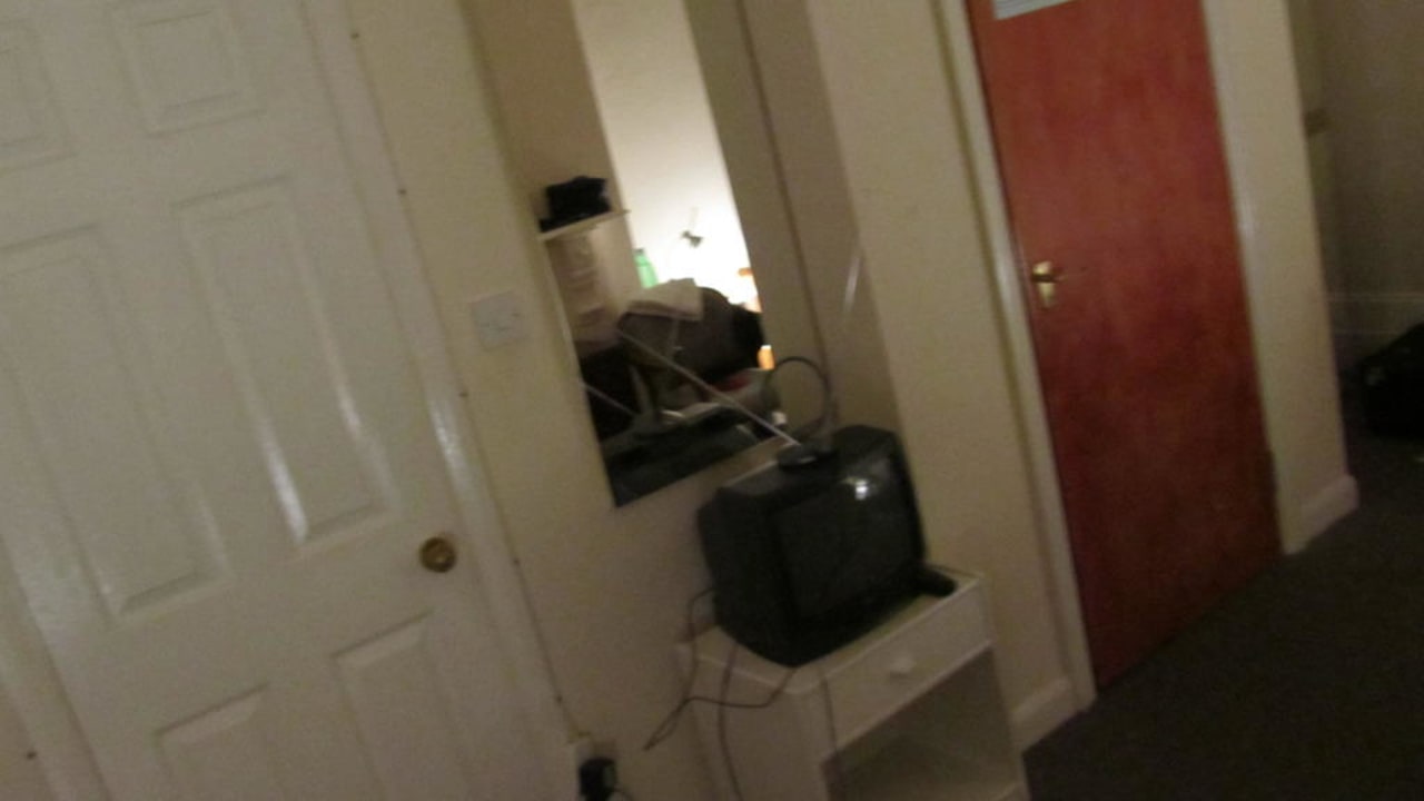 Rechts Eingangstür, links Bad  Charlotte Guest House