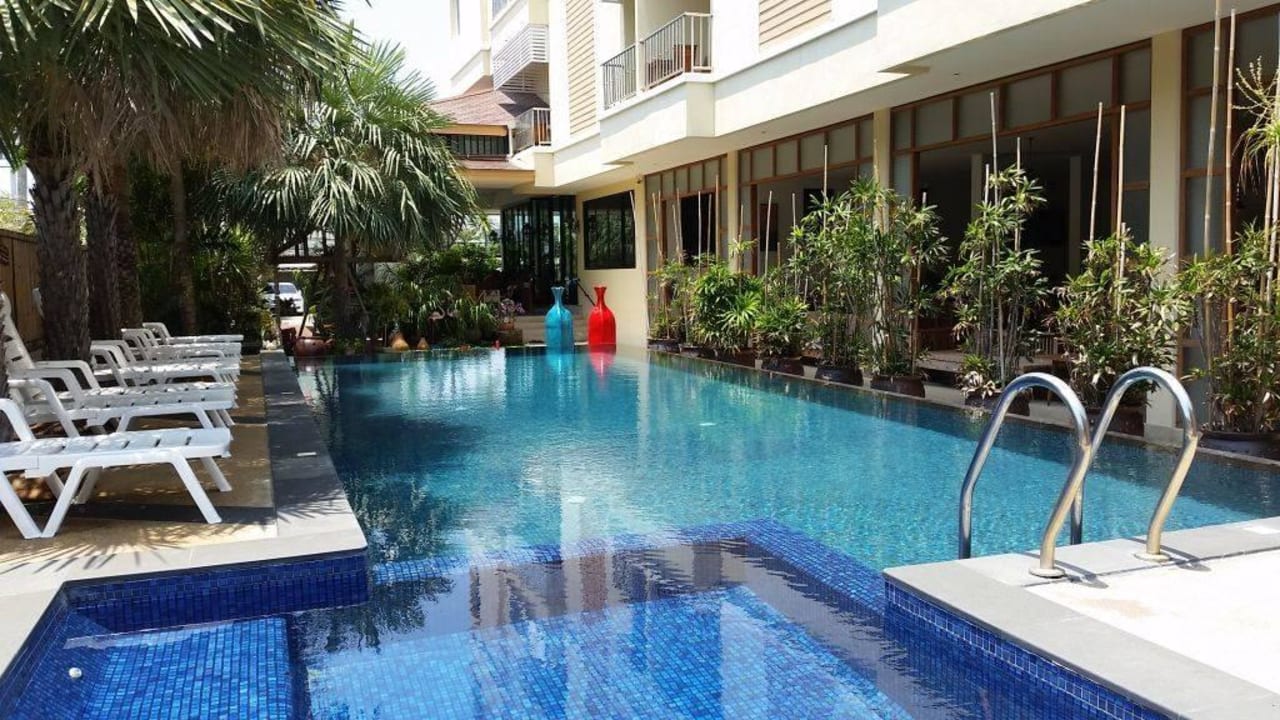 Kleiner Pool mit Liegen Hotel Smile Hua-Hin Resort