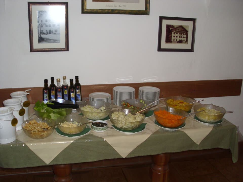 Jeden Abend versch. Salate am Buffet Hotel - Wirts'haus Zum Schweizer
