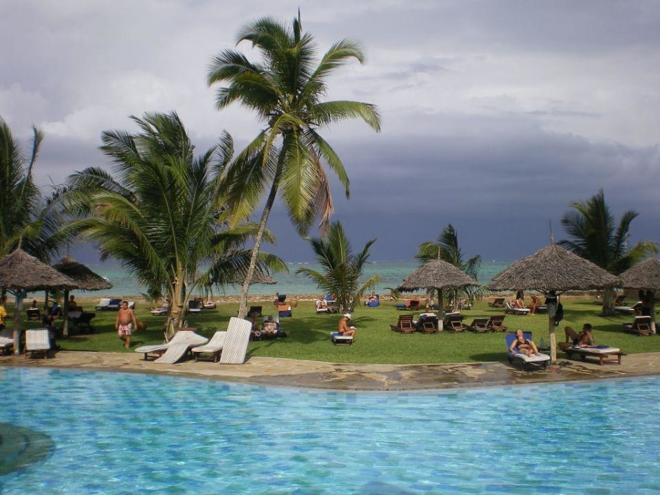 Blick vom Pool zum Meer Neptune Paradise Beach Resort & Spa