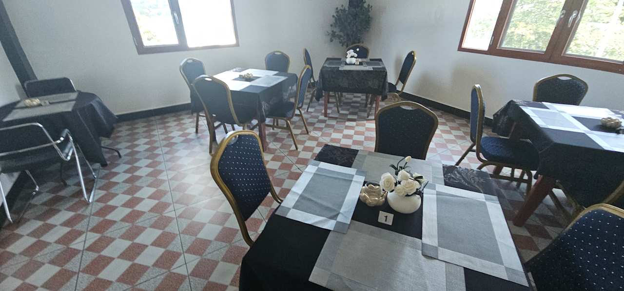 Gastro Crown Royale Hotel & Lounge