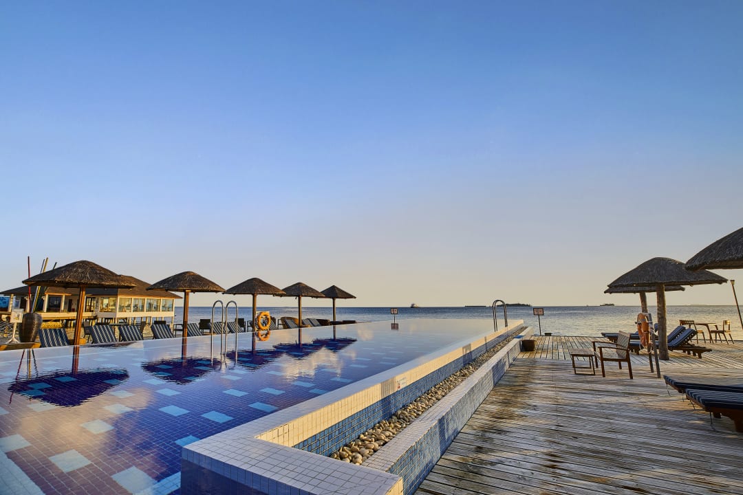 Pool Machchafushi Island Resort & Spa Maldives, The Centara Collection