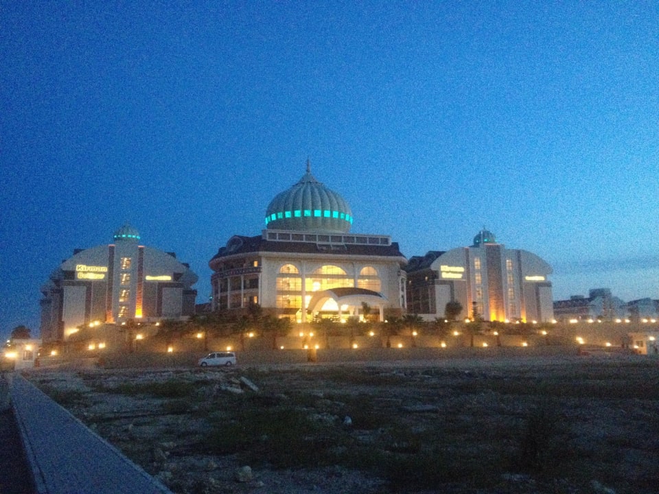 Von vorne abends Kirman Belazur Resort & Spa