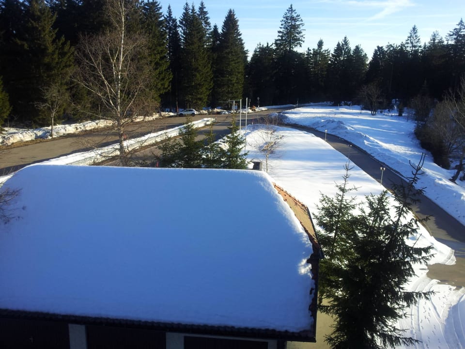 Blick aus dem Zimmer auf den verschneiten Schwarzw Natur und Sporthotel Zuflucht