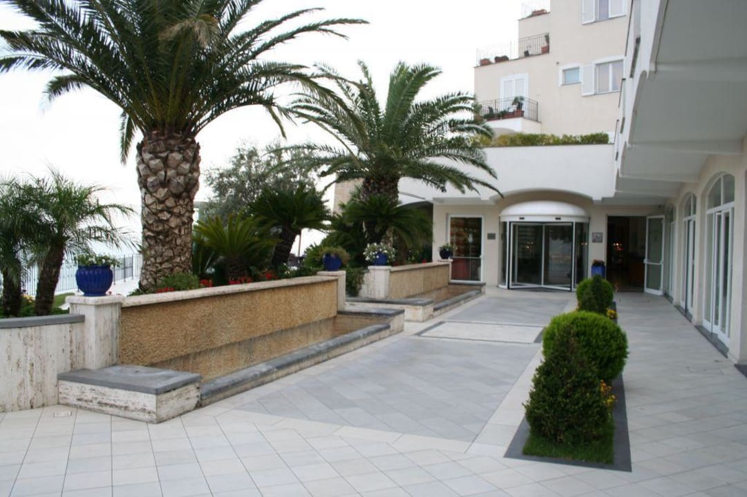 Zugang zum Hoteleingang Hotel Raito