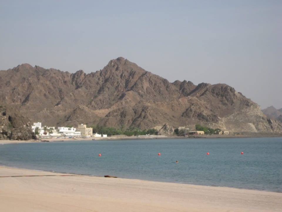 Gepflegter Strand Al Bustan Palace - A Ritz-Carlton Hotel