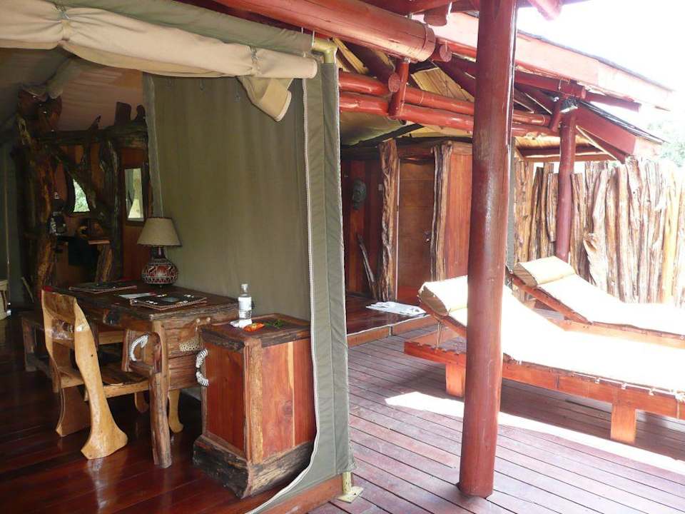 Blick auf die Sonnenterrasse Royal Mara Safari Lodge