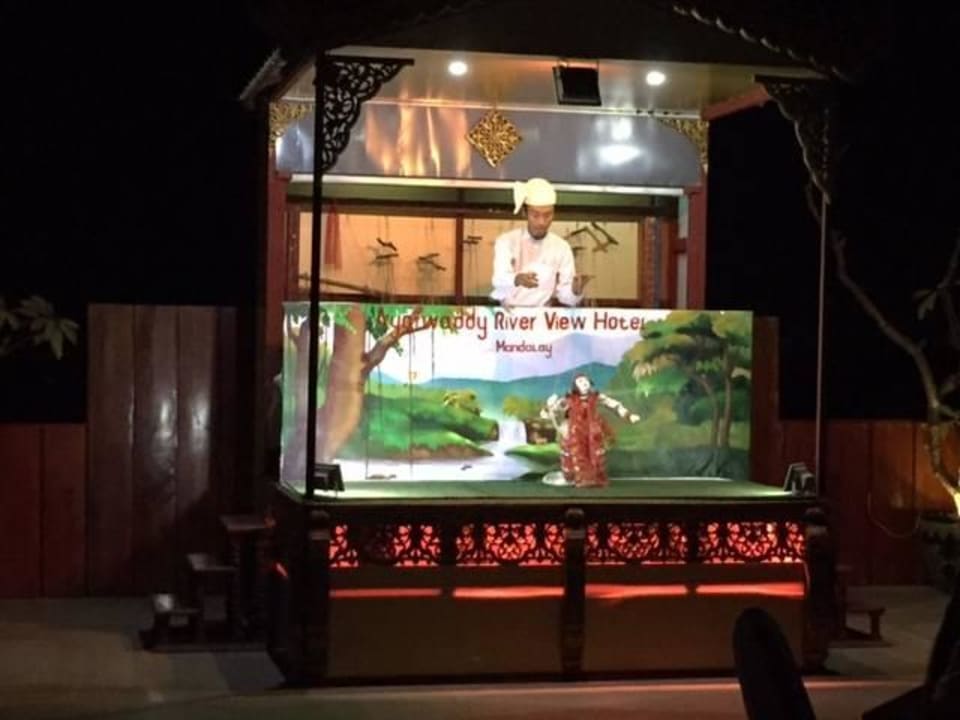 Burmesiches Puppentheater auf der Dachterrasse Ayarwaddy River View Hotel