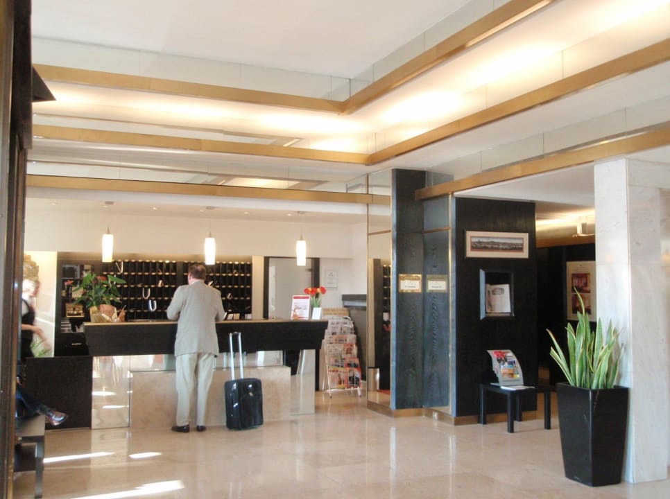 Rezeption - freundliches Ambiente Grand Hotel Brno