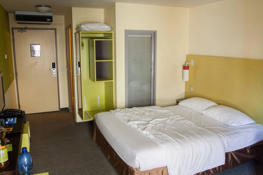 Zimmer und Bad Hotel ibis Styles Nice Vieux Port