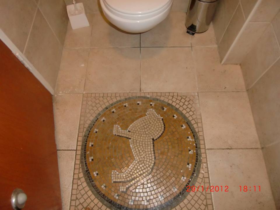 Bad mit Bodenmosaik Hotel Kibbutz Lavi
