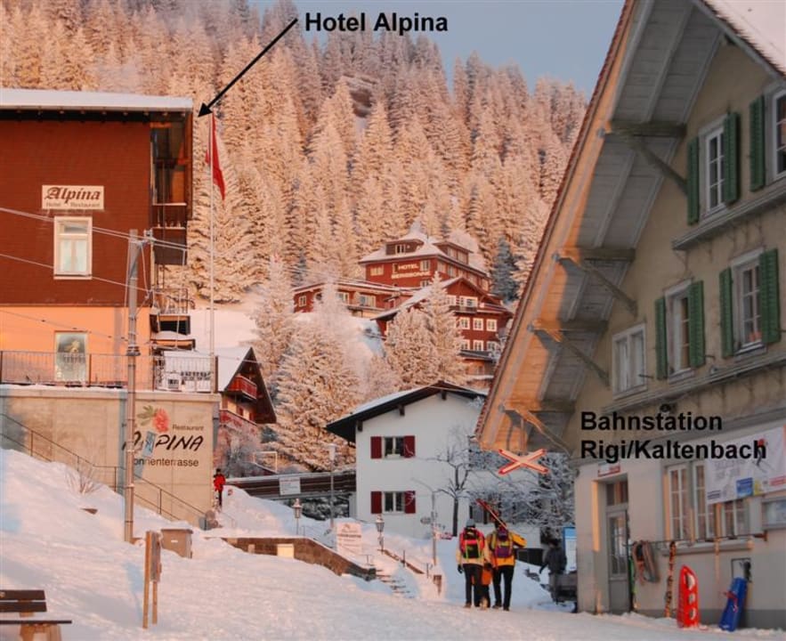 Seitenansicht mit Bahnhof (rechts) Hotel Alpina