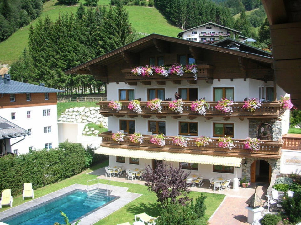 Blick auf den Pool Hotel Sonnegg