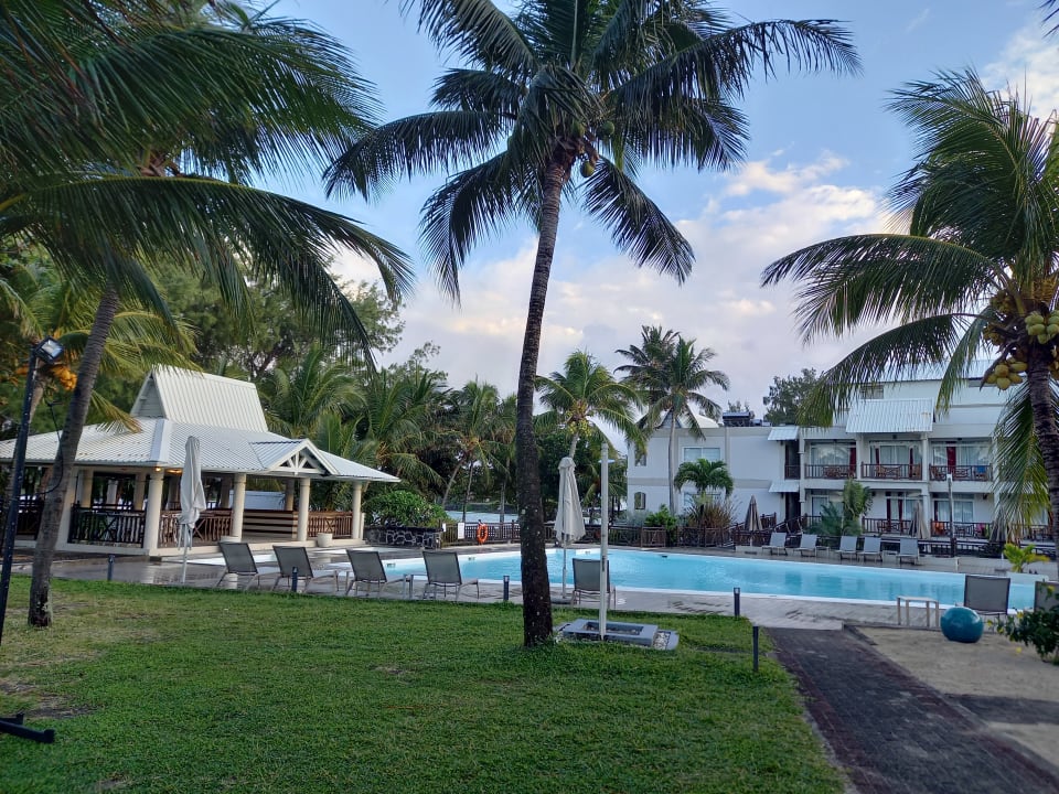 Pool Le Peninsula Bay Beach Resort & Spa