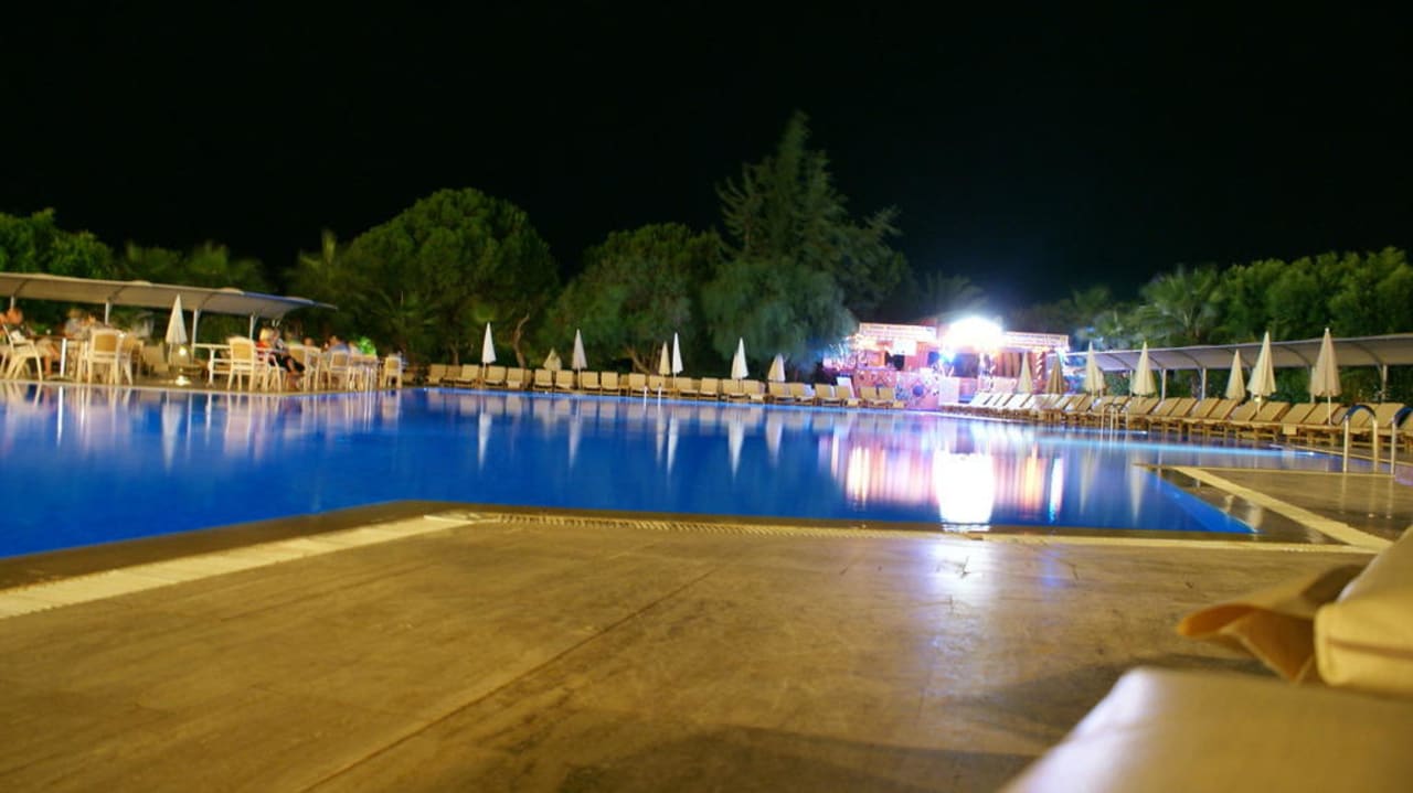 Abends vor dem Restaurant Mira Meridia Beach Hotel