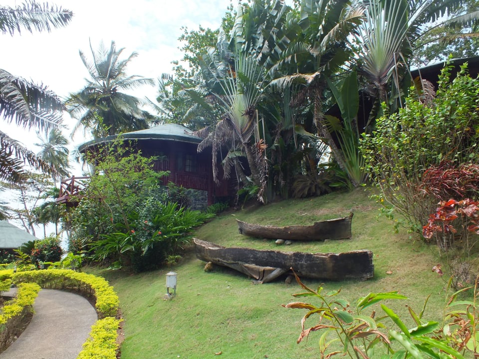 Garten mit alten Booten  Hotel Bom Bom Island Resort