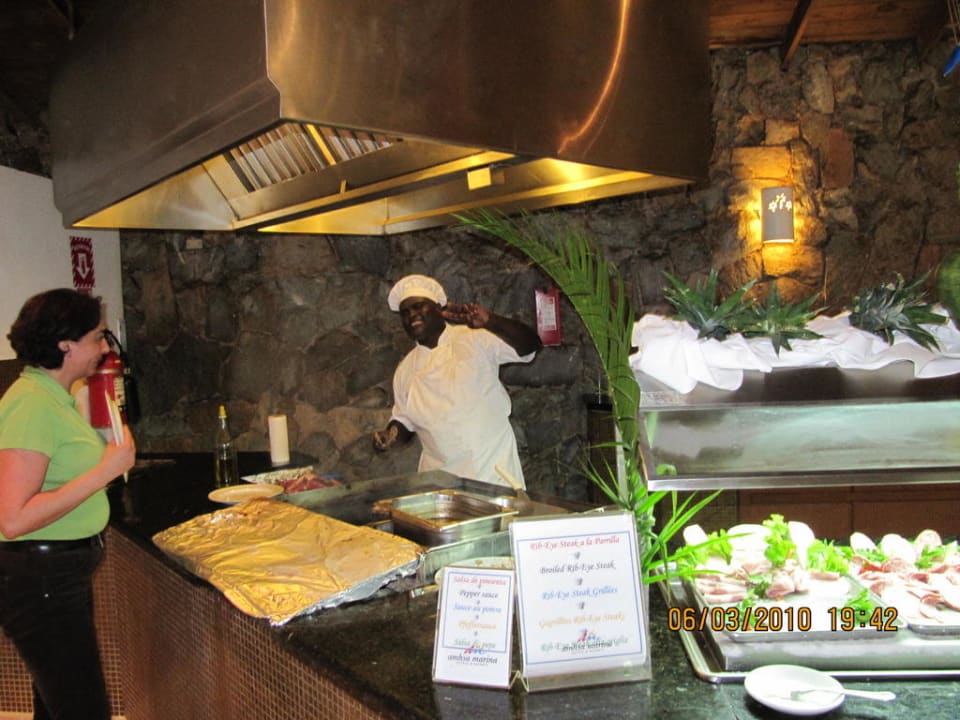 Koch bei der Arbeit am Grill Wyndham Alltra Samana