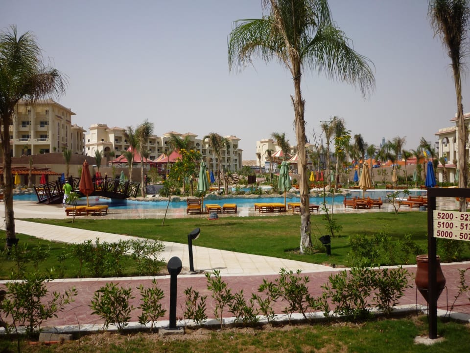 Terrassenausbilick auf die Poollandschaft Serenity Alma Heights