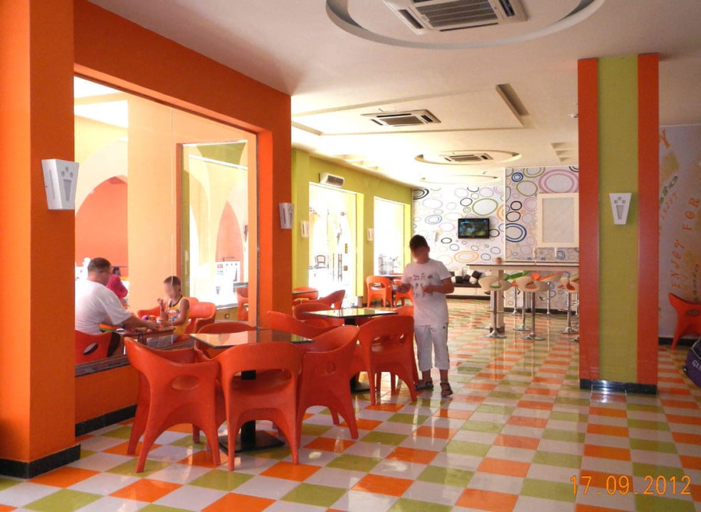 In der Eisdiele Pickalbatros Alf Leila Wa Leila Resort - Neverland Hurghada